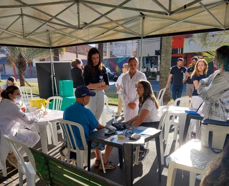 Atendimentos e orientações fazem parte da feira gratuita de saúde promovida por estudantes da FCF no Parque Infantil, em Araraquara