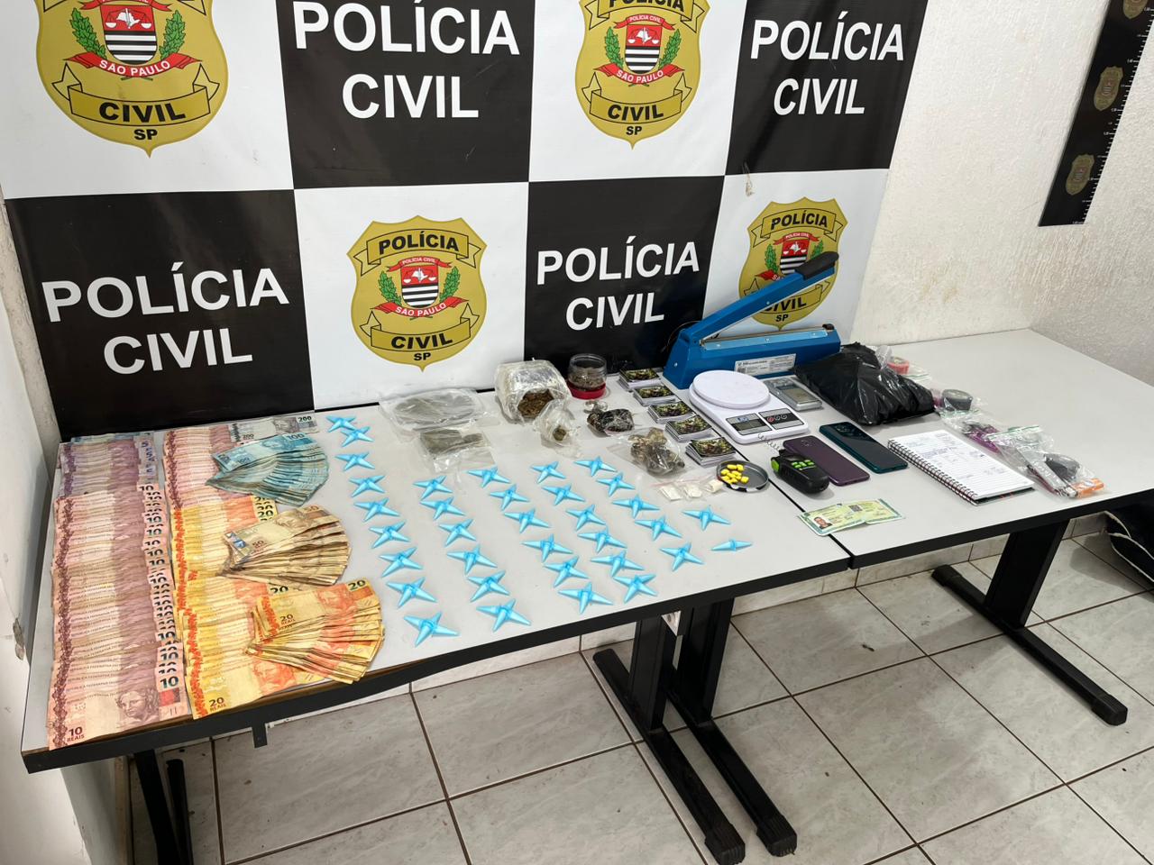 Foto: Flavio Fernanandes/Araraquara Agora/Drogas e Dinheiro Apreendidos Durante a Ação