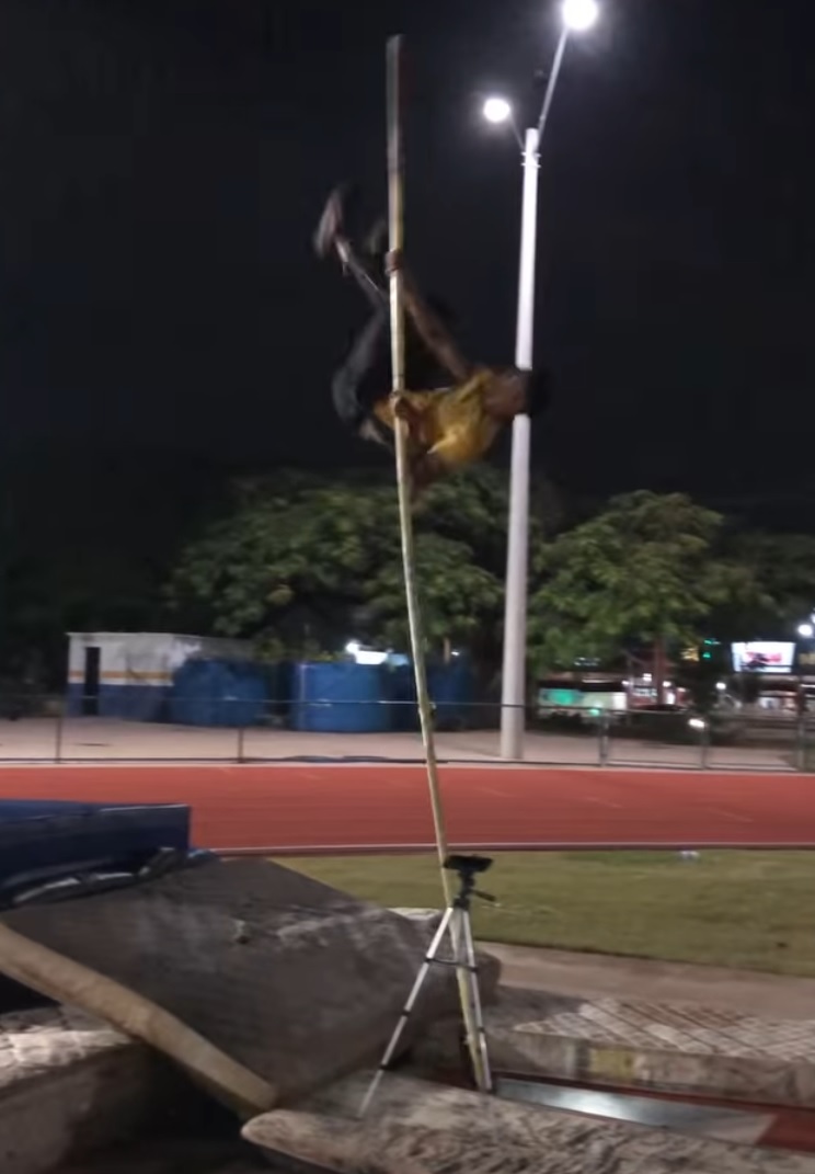 Gabriel Carvalho realiza treinamento de salto com vara utilizando estrutura adaptada, enquanto denuncia a falta de condições adequadas para a modalidade em Araraquara