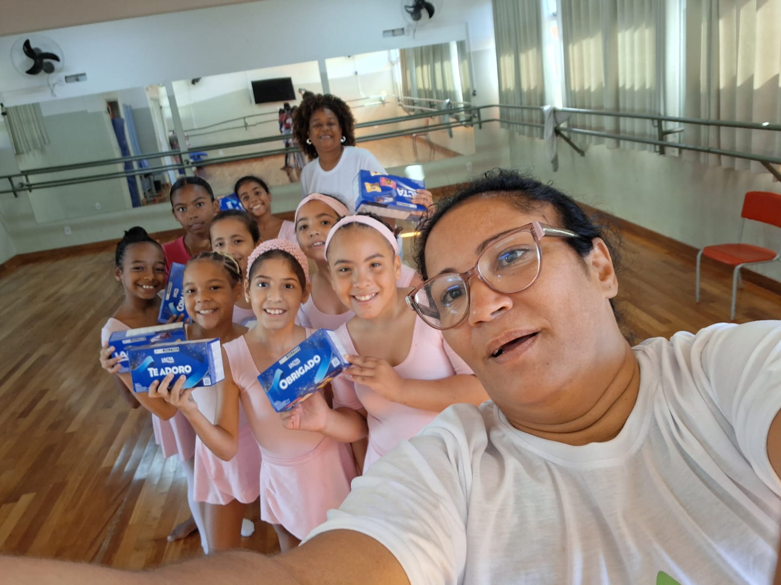 Marta Joaquim ao lado das alunas do Balé Social da Zona Norte, que atende 60 crianças em Araraquara