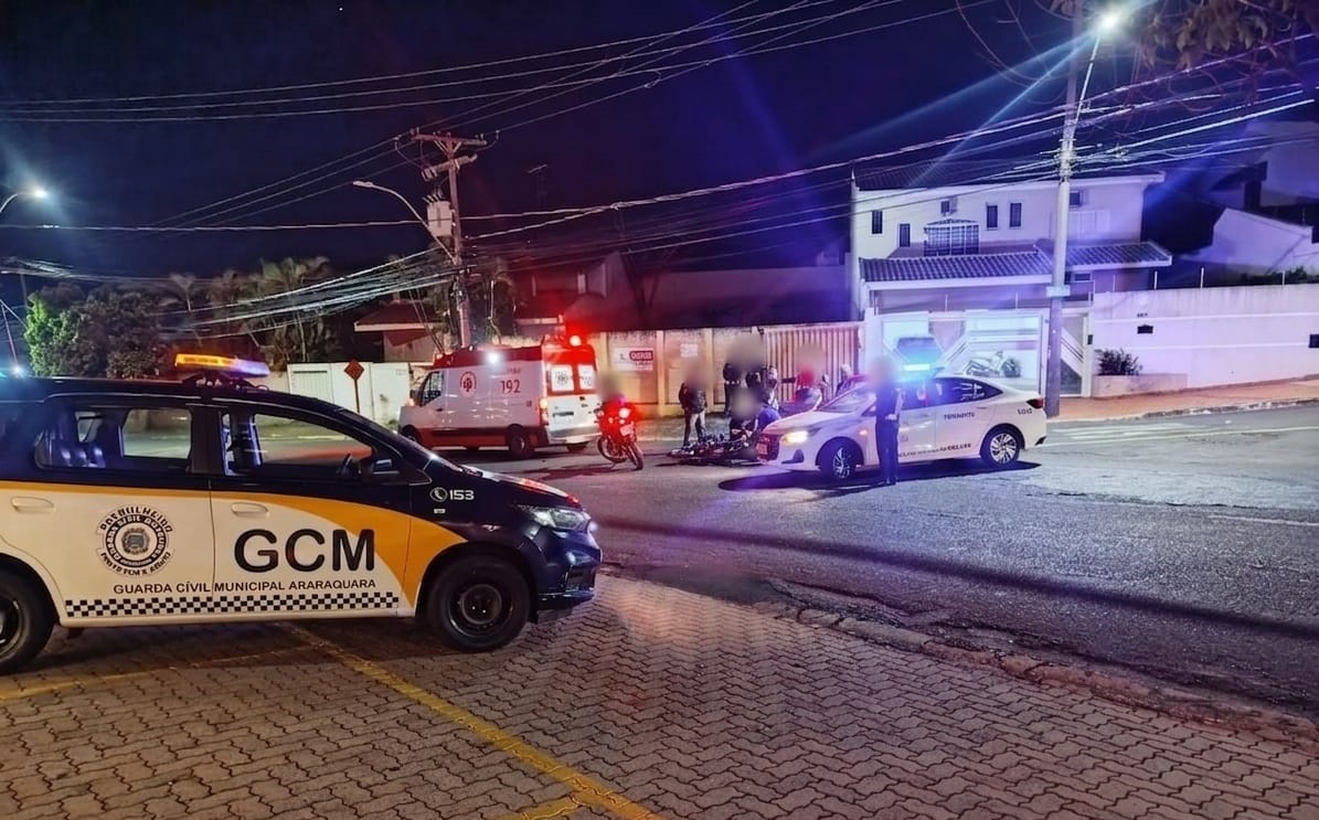 Motociclista de 19 anos ficou ferido após colidir contra um carro na Avenida Henrique Lupo, em Araraquara