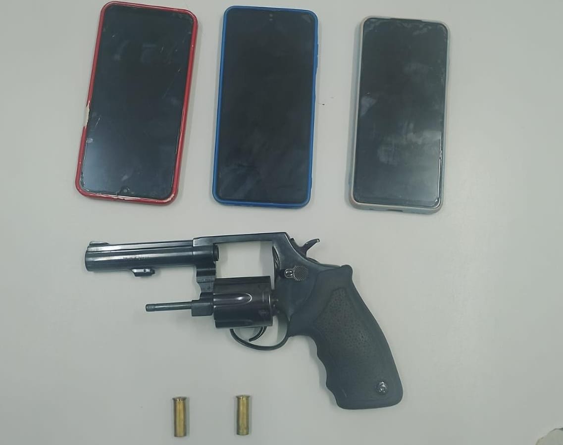Foto: Divulgação/PM/Arma apreendida Com o Grupo