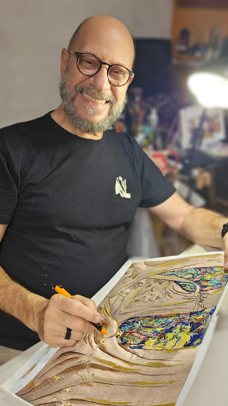 Entre papéis, tintas e recortes, Lauro Monteiro Filho transforma ideias em ilustrações