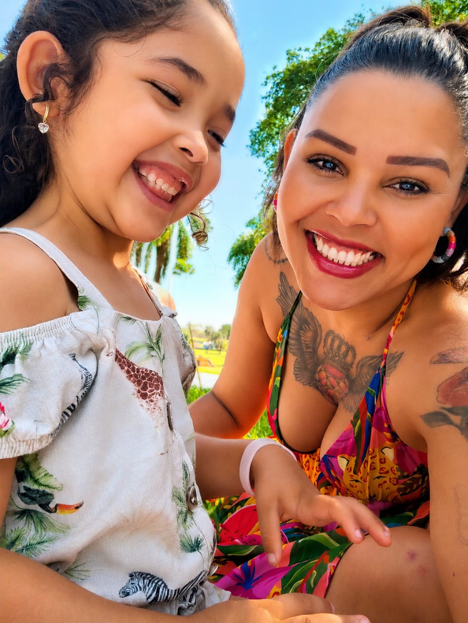 Ao lado da mãe, Valdete Ribeiro, Jhóy celebra a evolução no tratamento e já demonstra vontade de retomar a rotina da infância: 'Ela quer ir para a creche', conta a mãe