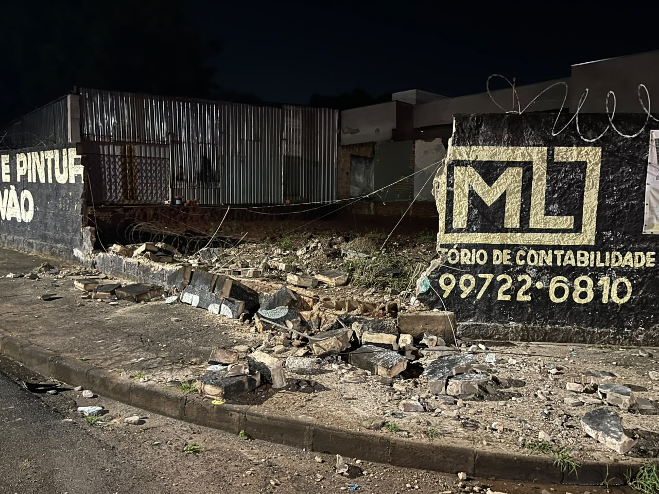 Foto: Flavio Fernandes/Araraquara Agora/Muro Destruído Após a Batida da Caminhonente
