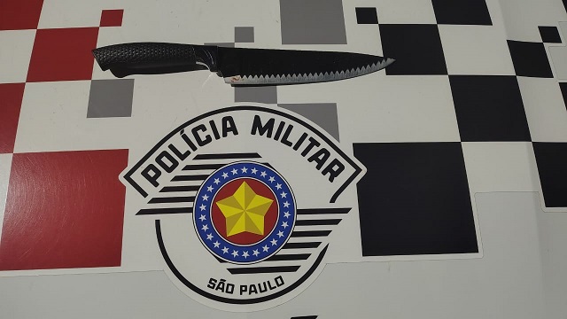 Faca, utilizada no crime, foi apreendida  
