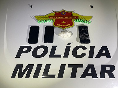 15 pinos de cocaína e celulares apreendidos 