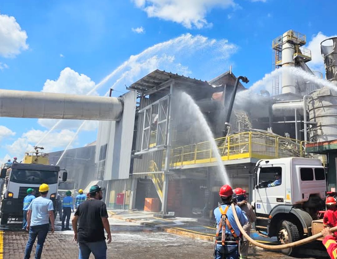 Brigadistas da Usina Santa Fé atuam no combate ao incêndio próximo aos silos de armazenamento. Imagens: Jornal Fala Cidade News - Ernesto Schmidt