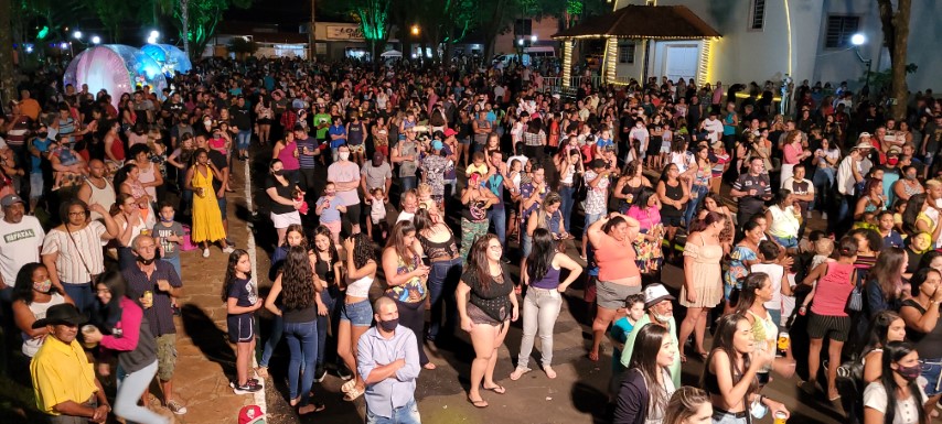 Foto 5 de 49 — Primeira noite do Esperança Luz encanta multidão em Boa Esperança
