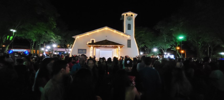Foto 16 de 49 — Primeira noite do Esperança Luz encanta multidão em Boa Esperança
