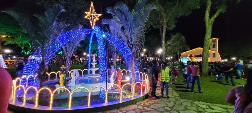 Foto 20 de 49 — Primeira noite do Esperança Luz encanta multidão em Boa Esperança