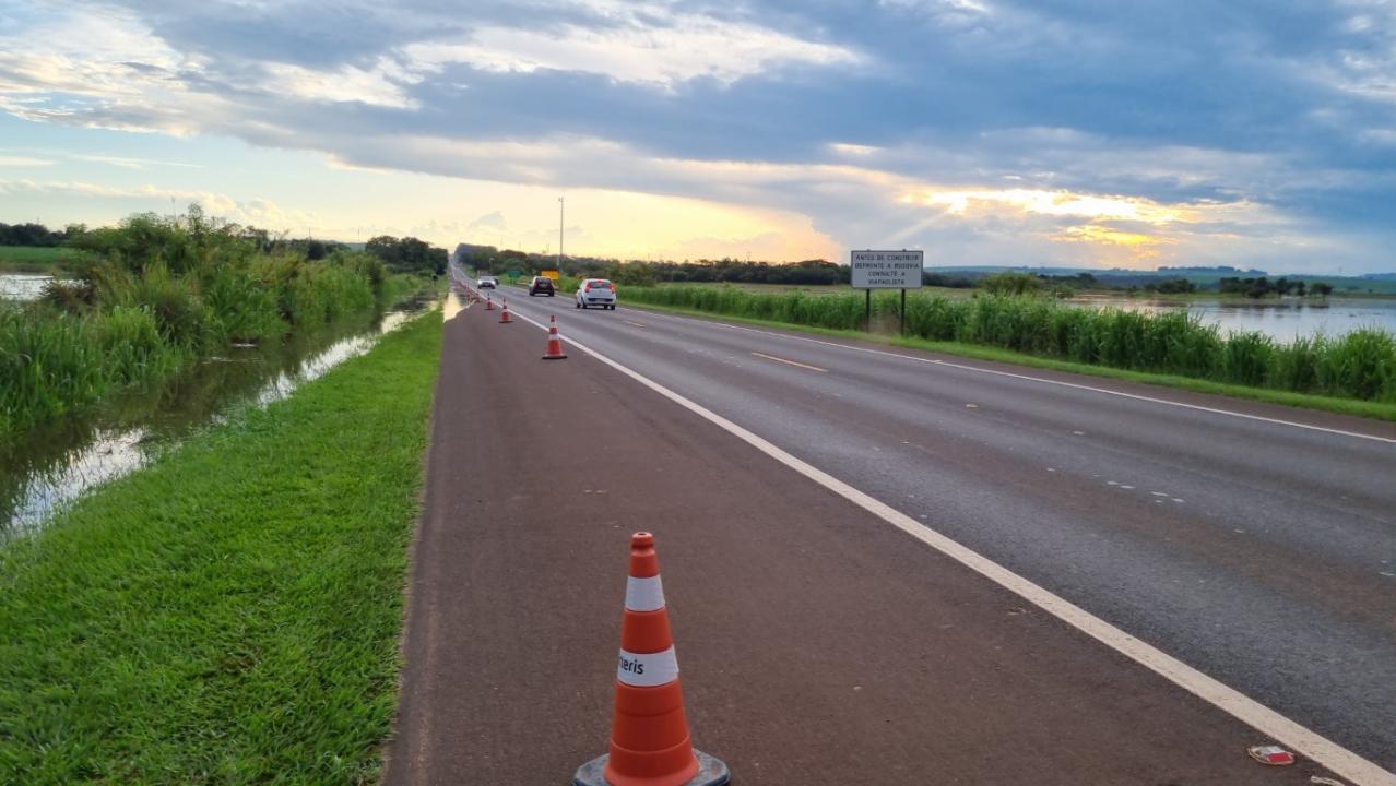 Foto 8 de 22 — SP-255 entre Araraquara e Boa Esperança segue interditada