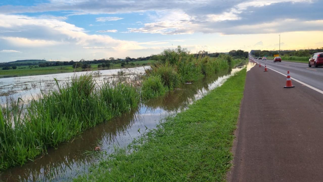 Foto 9 de 22 — SP-255 entre Araraquara e Boa Esperança segue interditada