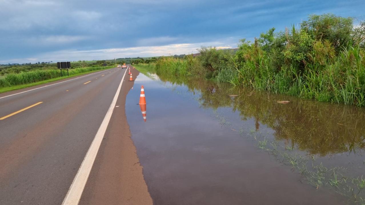 Foto 10 de 22 — SP-255 entre Araraquara e Boa Esperança segue interditada