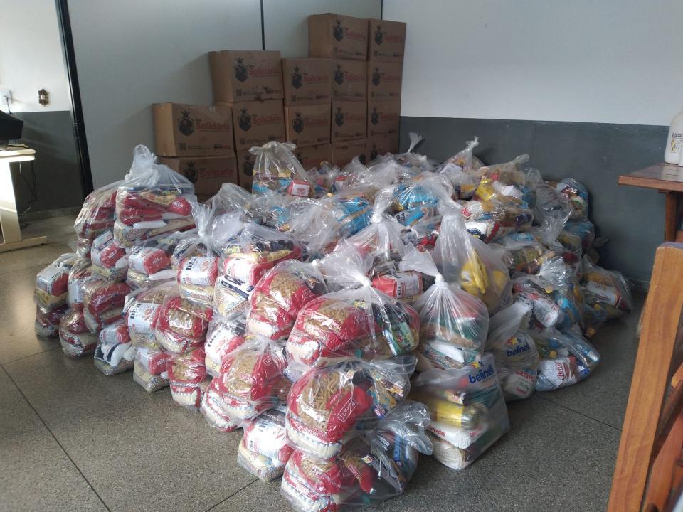 Foto 6 de 31 — Campanha Natal Solidário entrega 250 cestas básicas em Américo Brasiliense
