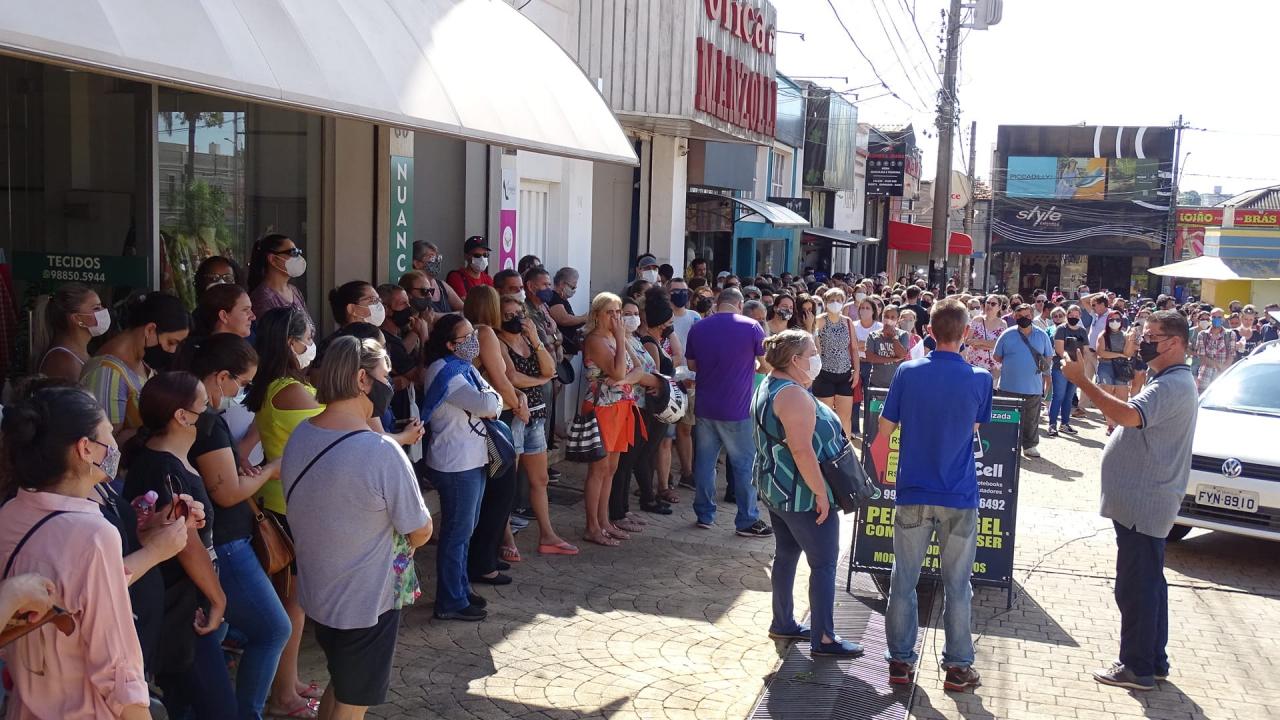 Foto 5 de 6 — Servidores municipais fazem passeata pelo Centro e pedem reajuste salarial