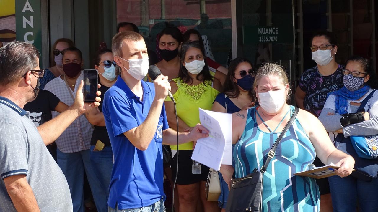 Foto 1 de 6 — Servidores municipais fazem passeata pelo Centro e pedem reajuste salarial