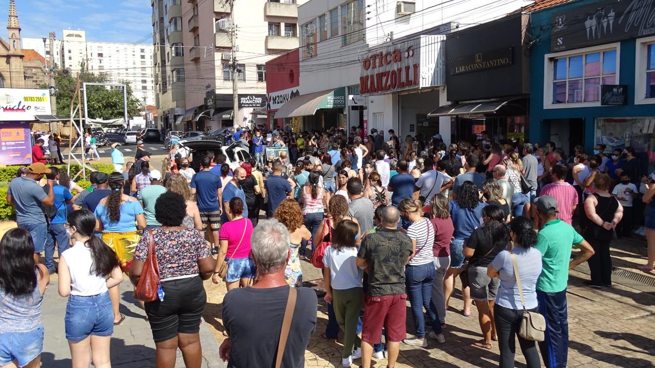 Foto 3 de 6 — Servidores municipais fazem passeata pelo Centro e pedem reajuste salarial