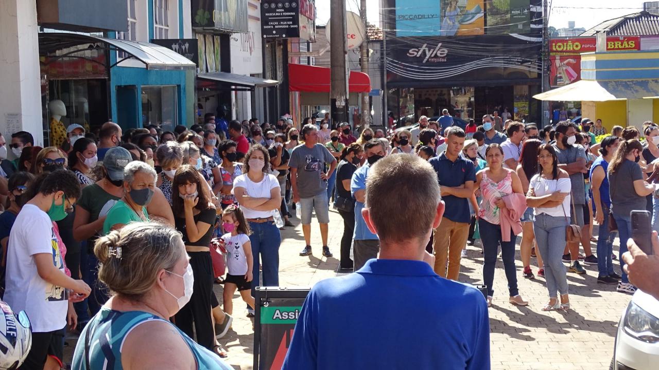 Foto 4 de 6 — Servidores municipais fazem passeata pelo Centro e pedem reajuste salarial