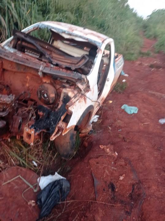 Foto 1 de 6 — Após furto, viatura de Santa Lúcia é encontrada sem as rodas e motor; 'totalmente depenada'