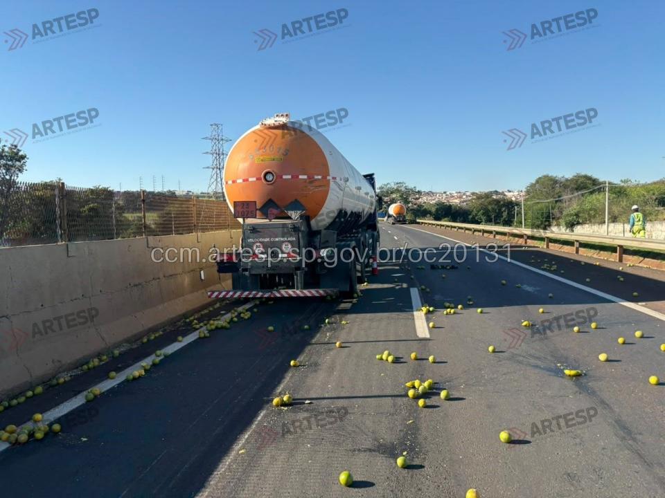 Foto 4 de 7 — Engavetamento com 9 veículos e 10 vítimas fecha SP-255 de novo