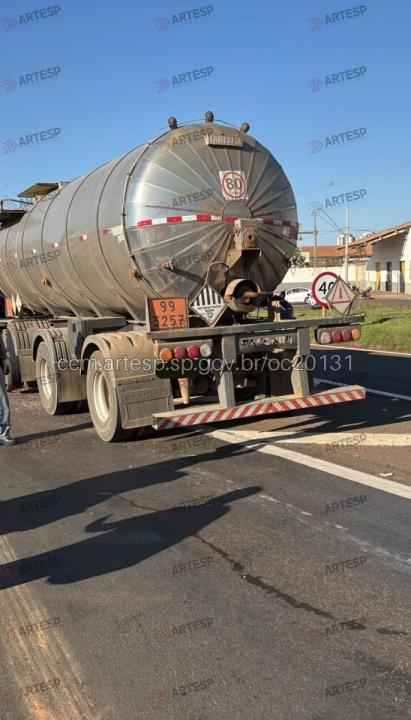 Foto 1 de 7 — Engavetamento com 9 veículos e 10 vítimas fecha SP-255 de novo