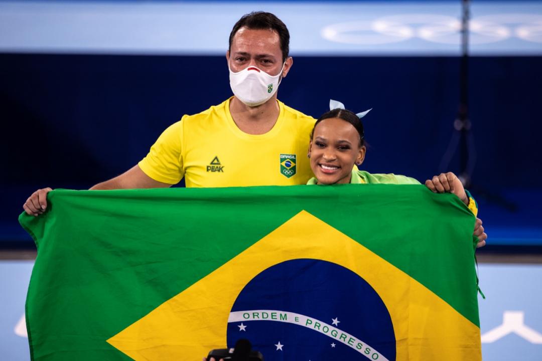 Foto 1 de 7 — Rebeca Andrade conquista ouro inédito para o Brasil no salto