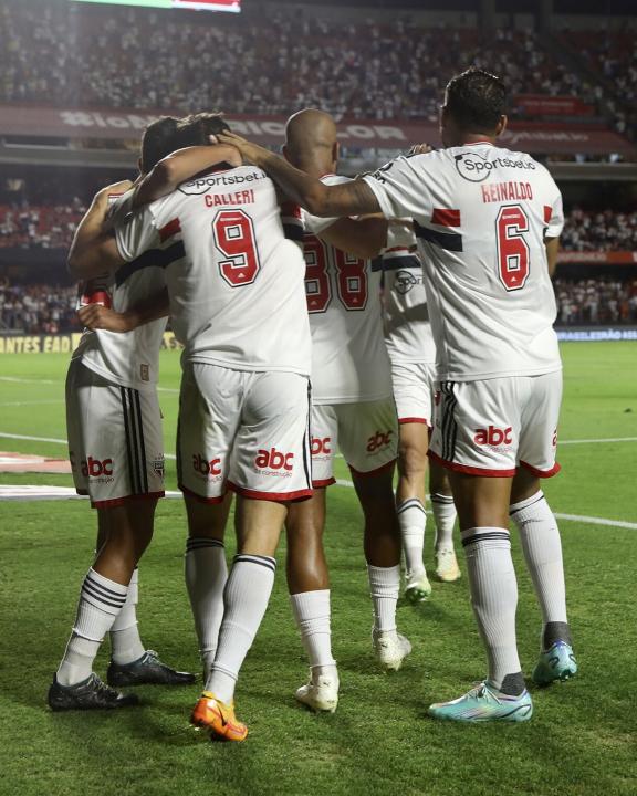 Foto 1 de 1 — São Paulo vence o Atlético-GO com gols de Calleri e Luan