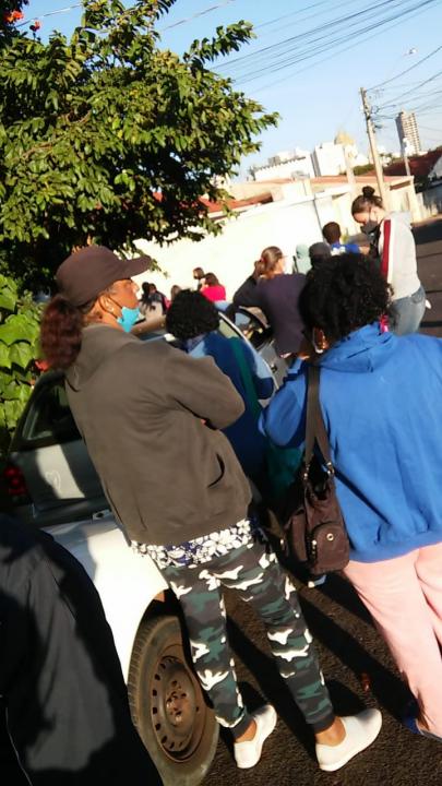 Foto 2 de 2 — Comboio com alimentos chega a Araraquara e fila já dobra quarteirão na Vila Xavier