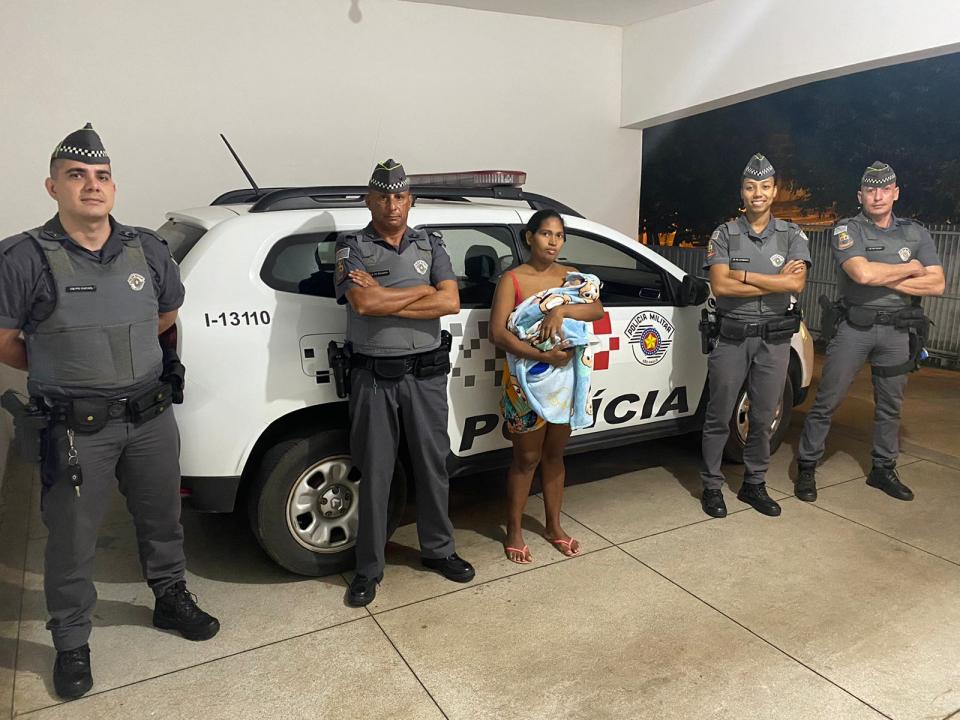 Foto 1 de 1 — Policiais salvam a vida de bebê de 17 dias em Boa Esperança