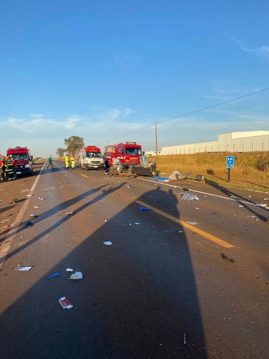 Foto 1 de 11 — Três pessoas morrem em gravíssimo acidente na manhã deste domingo