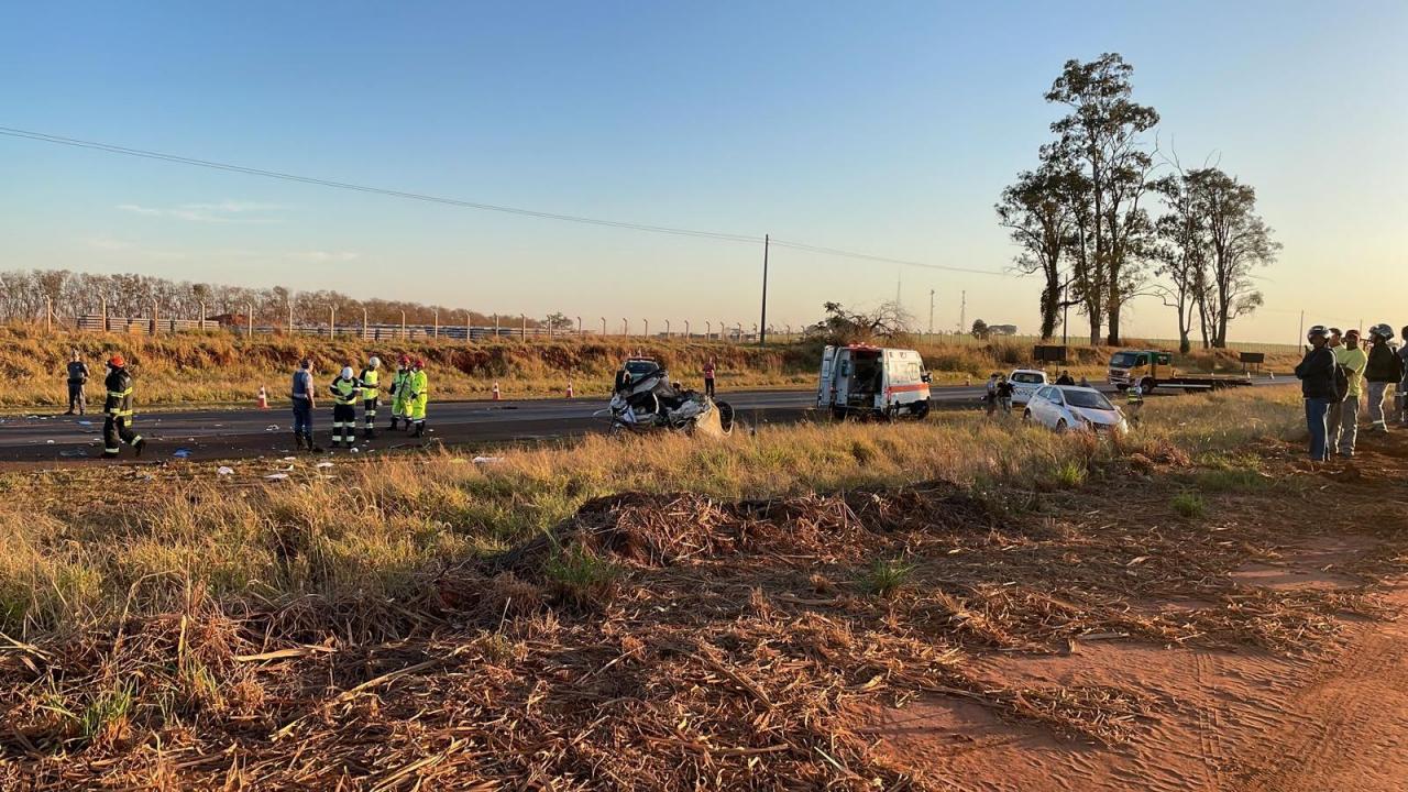 Foto 7 de 11 — Três pessoas morrem em gravíssimo acidente na manhã deste domingo