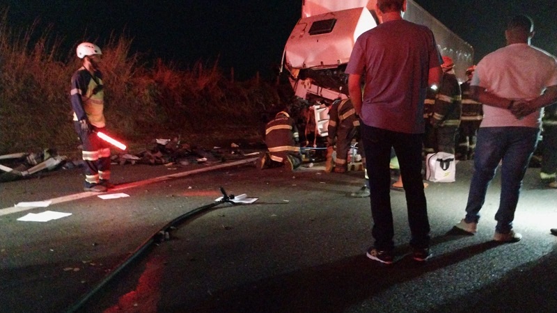 Foto 1 de 4 — Colisão entre caminhões deixa caminhoneiro preso às ferragens na SP-255