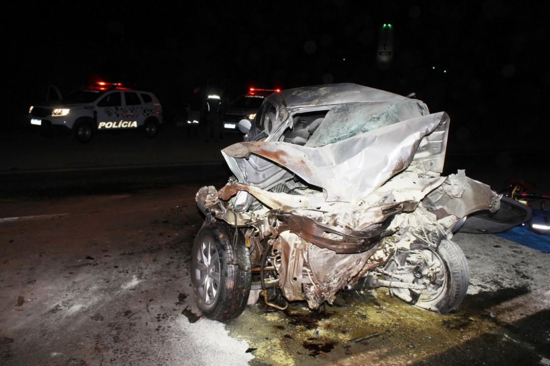 Foto 5 de 5 — Motorista fica preso às ferragens após grave acidente na Rodovia Washington Luís, em Matão