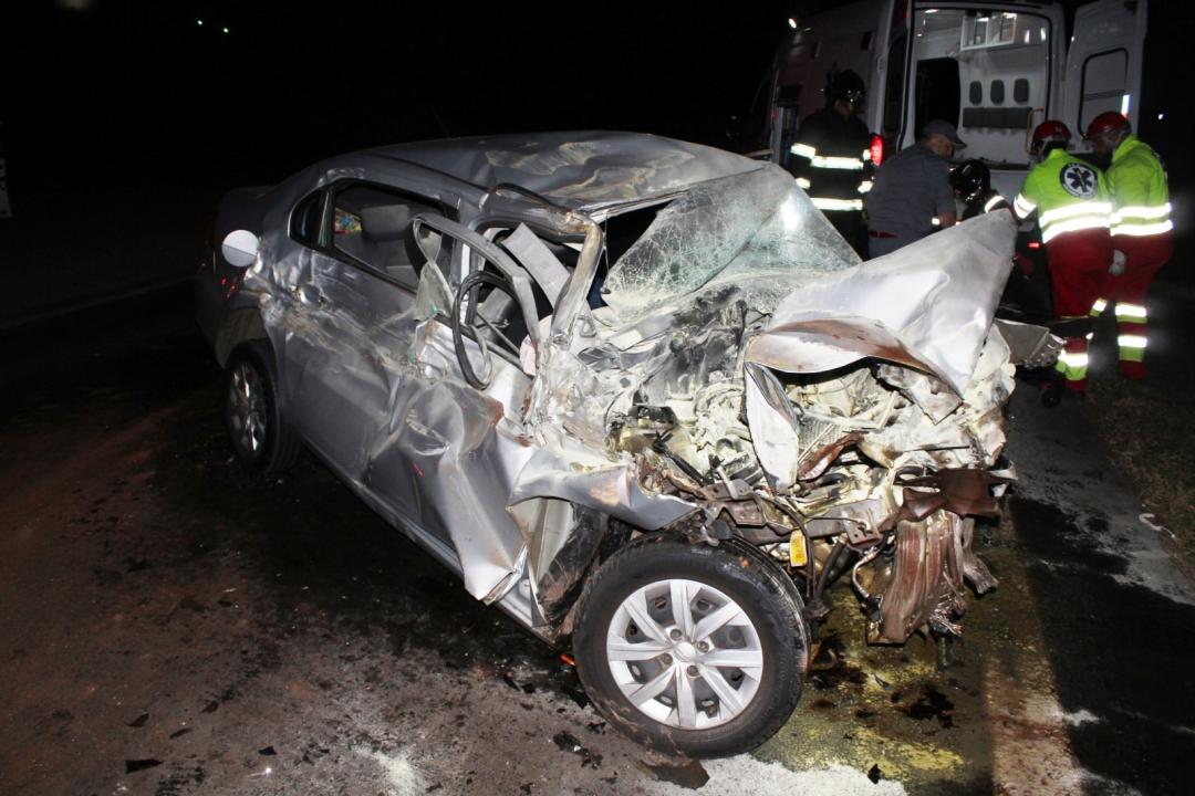 Foto 3 de 5 — Motorista fica preso às ferragens após grave acidente na Rodovia Washington Luís, em Matão