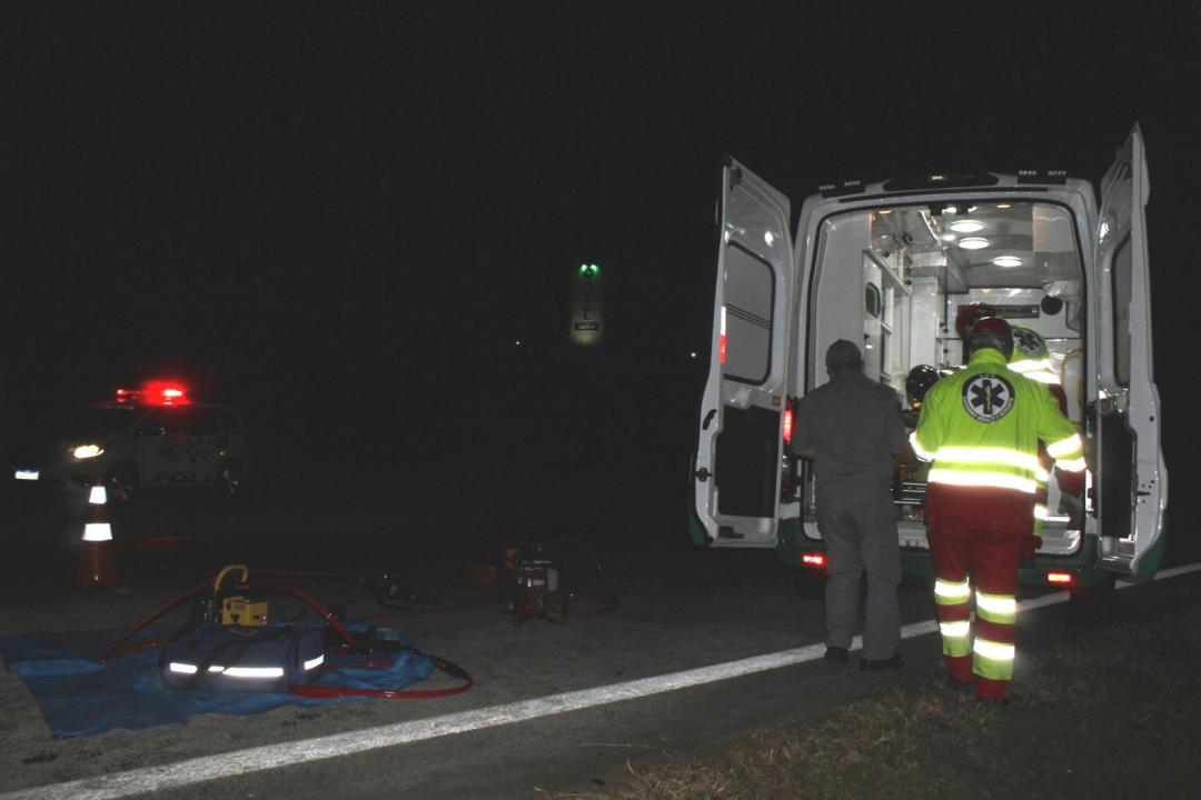 Foto 4 de 5 — Motorista fica preso às ferragens após grave acidente na Rodovia Washington Luís, em Matão