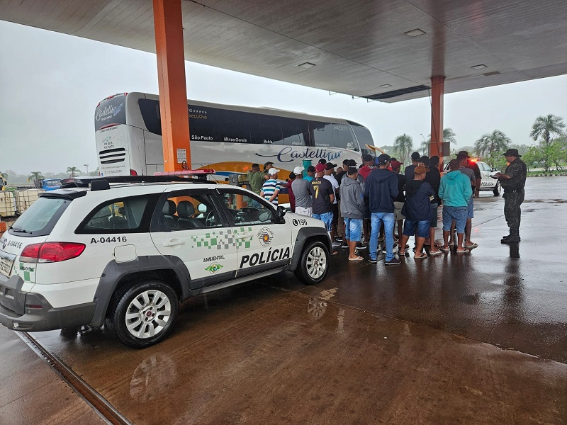 Foto 2 de 8 — Rincão: Polícia Ambiental apreende 17 aves nativas transportadas dentro de malas em ônibus de viagem