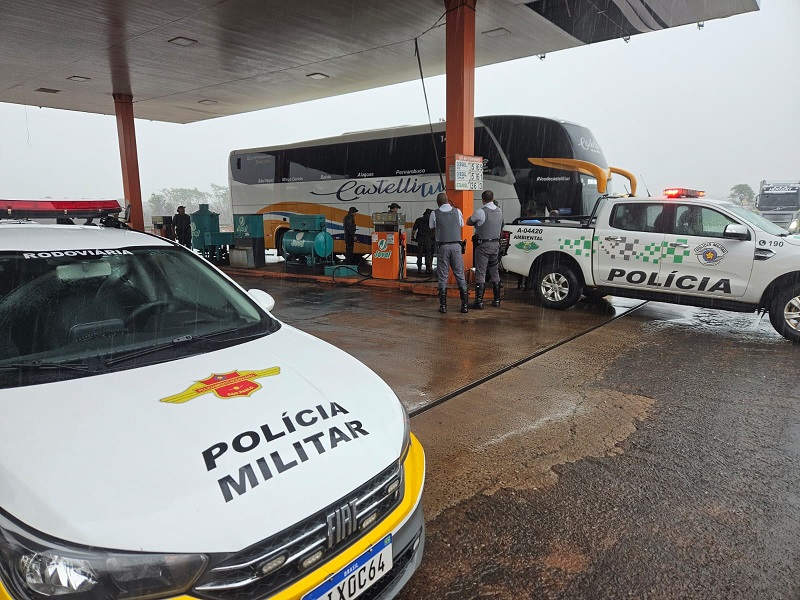 Foto 3 de 8 — Rincão: Polícia Ambiental apreende 17 aves nativas transportadas dentro de malas em ônibus de viagem