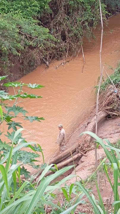 Foto 8 de 8 — Bombeiros retomam buscas por mãe e filho desaparecidos em Ibitinga após enxurrada