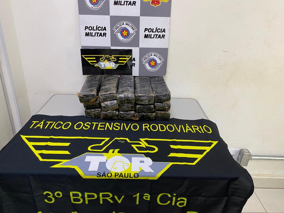 Foto 3 de 5 — TOR prende homem com 15 tijolos de maconha na SP-255 em Boa Esperança do Sul
