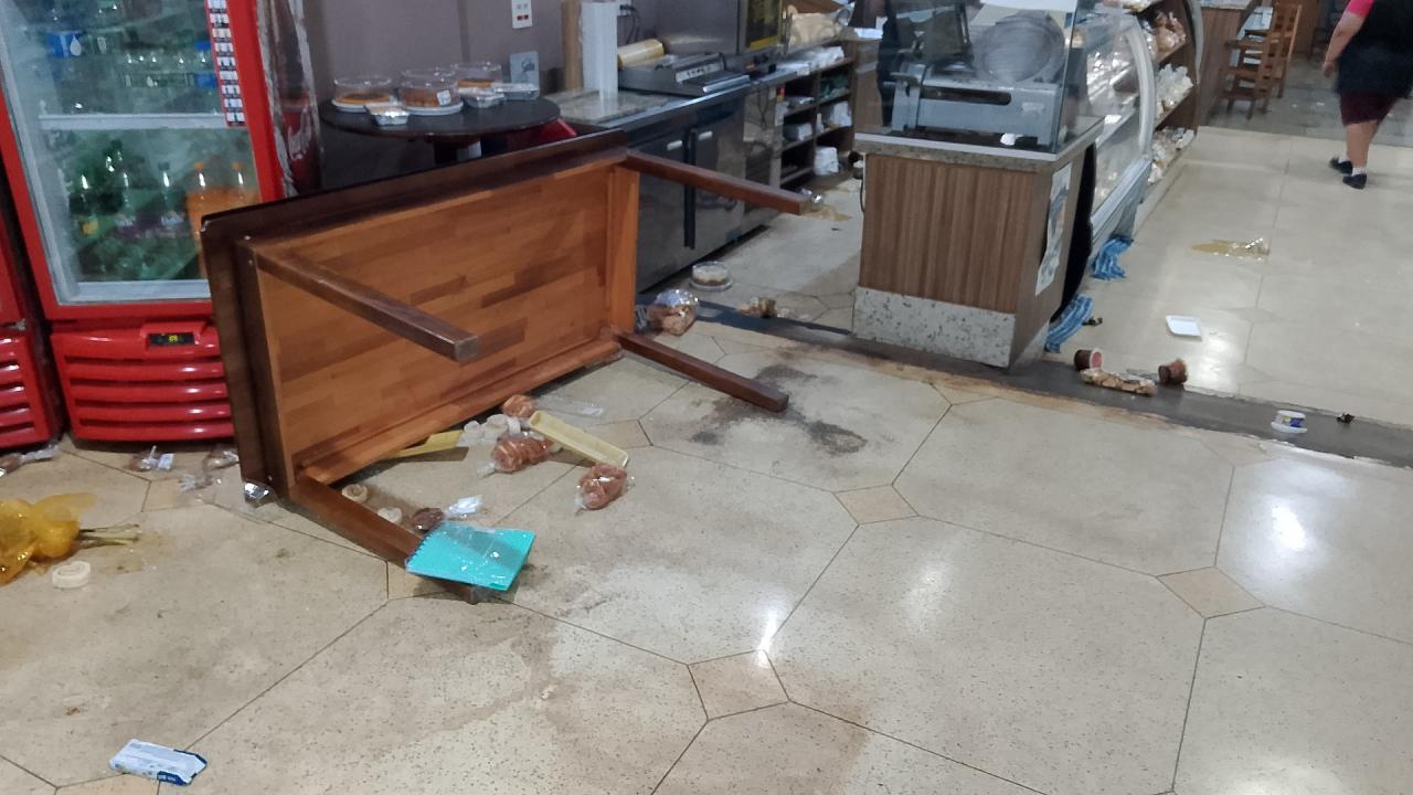 Foto 1 de 7 — Mulher em surto psicótico causa danos em padaria de Matão