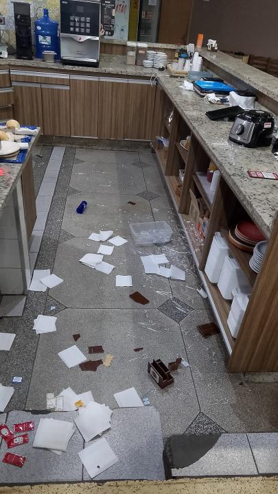 Foto 5 de 7 — Mulher em surto psicótico causa danos em padaria de Matão
