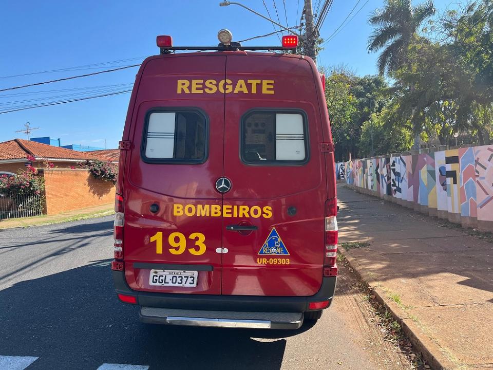 Foto 1 de 7 — Motorista fica gravemente ferido após bater carro contra poste na Vila Xavier, em Araraquara