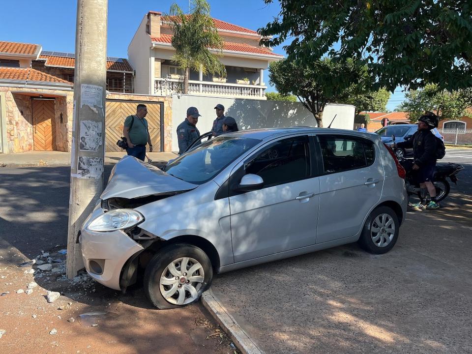 Foto 5 de 7 — Motorista fica gravemente ferido após bater carro contra poste na Vila Xavier, em Araraquara