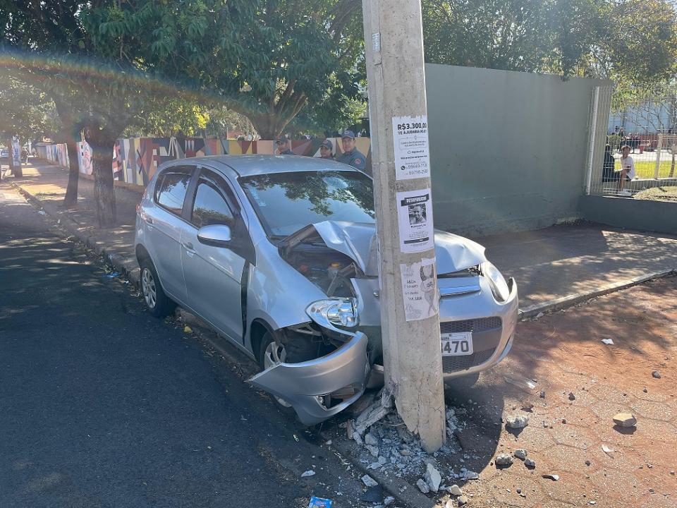 Foto 3 de 7 — Motorista fica gravemente ferido após bater carro contra poste na Vila Xavier, em Araraquara