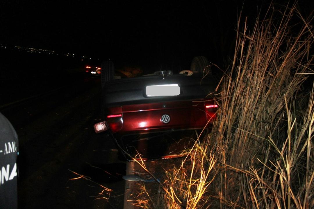 Foto 2 de 6 — Carro capota em curva da Carlos Malzoni; casal ficou ferido