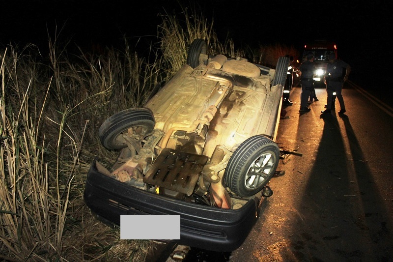 Foto 1 de 6 — Carro capota em curva da Carlos Malzoni; casal ficou ferido