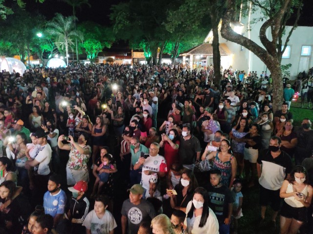 Foto 36 de 49 — Primeira noite do Esperança Luz encanta multidão em Boa Esperança
