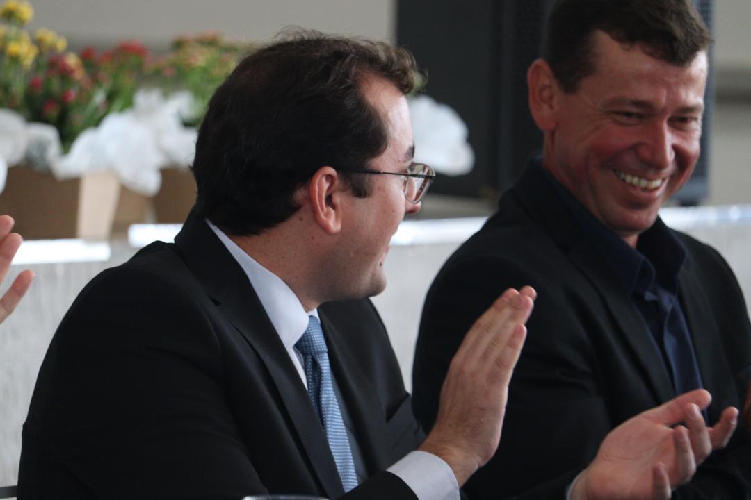 Foto 2 de 5 — Marcelo Fonseca e João Francisco tomam posse para o mandato 2025-2028 em Trabiju