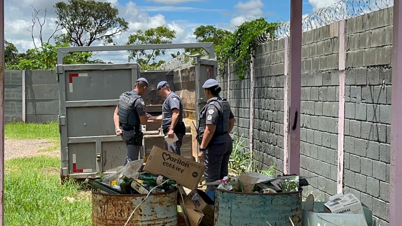 Foto 3 de 5 — Idosa é morta a facadas pelo companheiro em caçamba de bolsão no Hortências